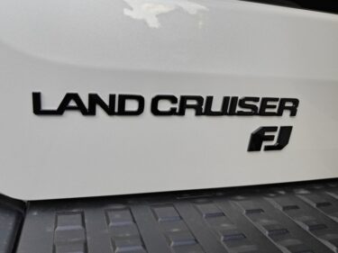 FJエンブレム取り付け 【ランクルFJ】